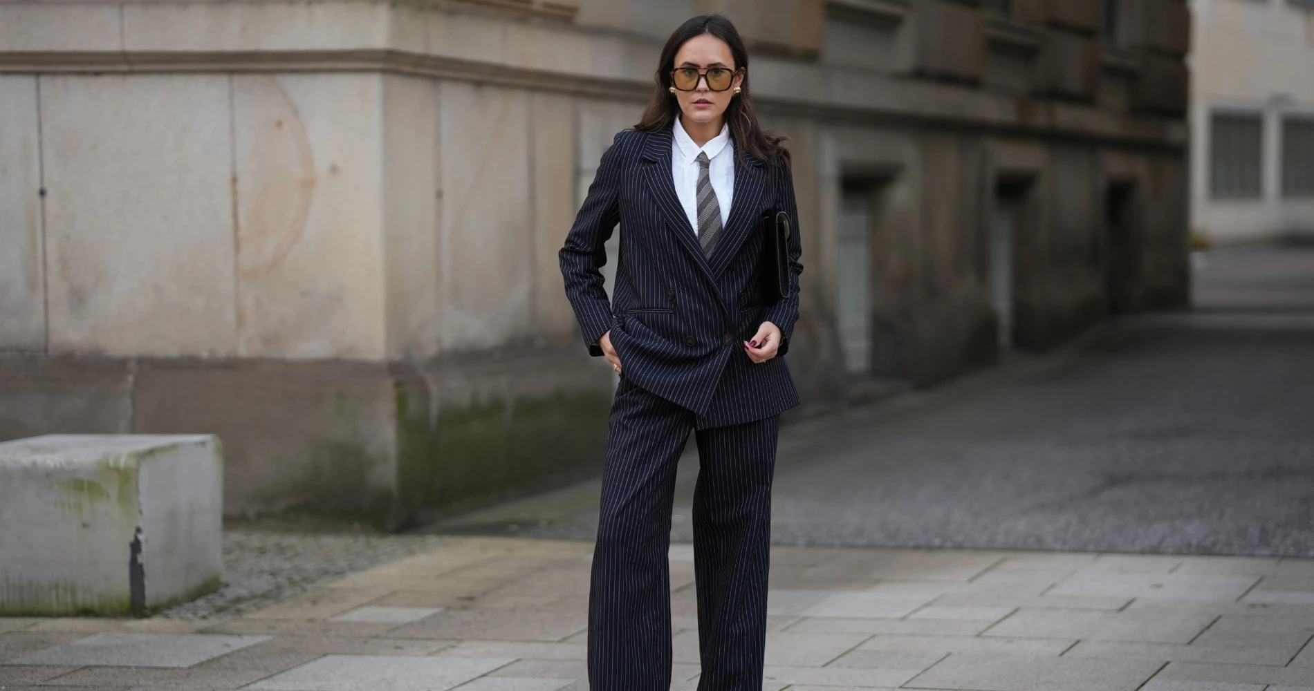 Αυτό το pinstripe κοστούμι γραφείου είναι στη γλυκιά απόχρωση που ταιριάζει σε όλες τις γυναίκες