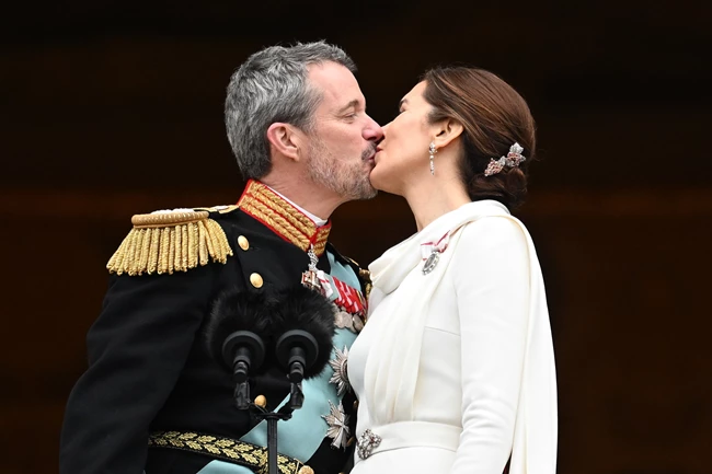 Το φιλί του νέου βασιλιά της Δανίας Frederik IX στη βασίλισσά του