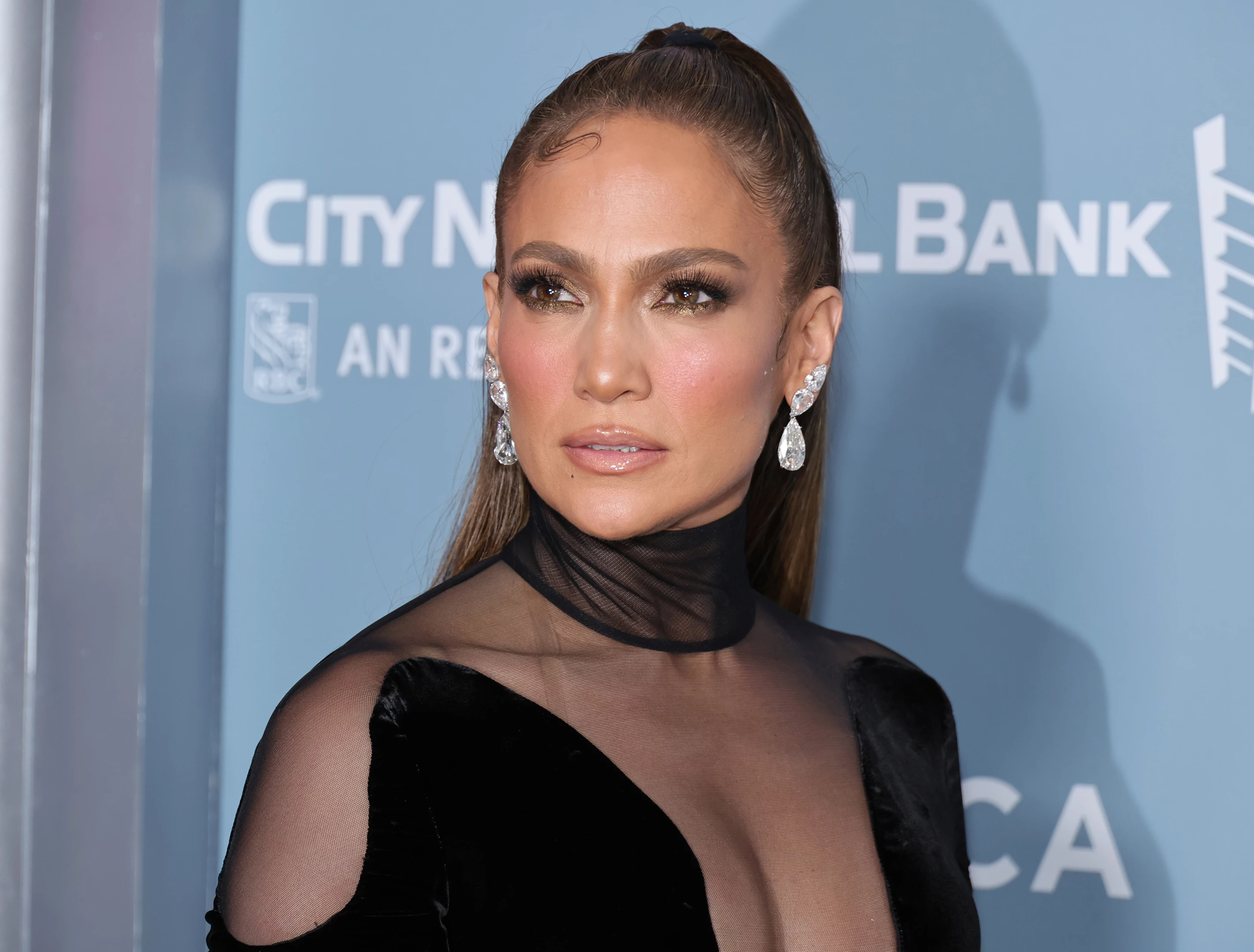 Jennifer Lopez | Σύστησε την κόρη της, Emme, χρησιμοποιώντας ουδέτερες αντωνυμίες λίγο πριν τραγουδήσει μαζί της στη σκηνή