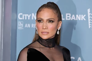 Jennifer Lopez | Σύστησε την κόρη της, Emme, χρησιμοποιώντας ουδέτερες αντωνυμίες λίγο πριν τραγουδήσει μαζί της στη σκηνή