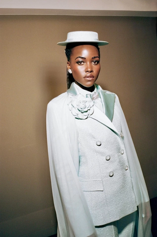 Αn Aquamarine Dream | Το look της Lupita Nyong'o στο φετινό Met Gala ήταν η επιτομή της διαχρονικής dandy κομψότητας