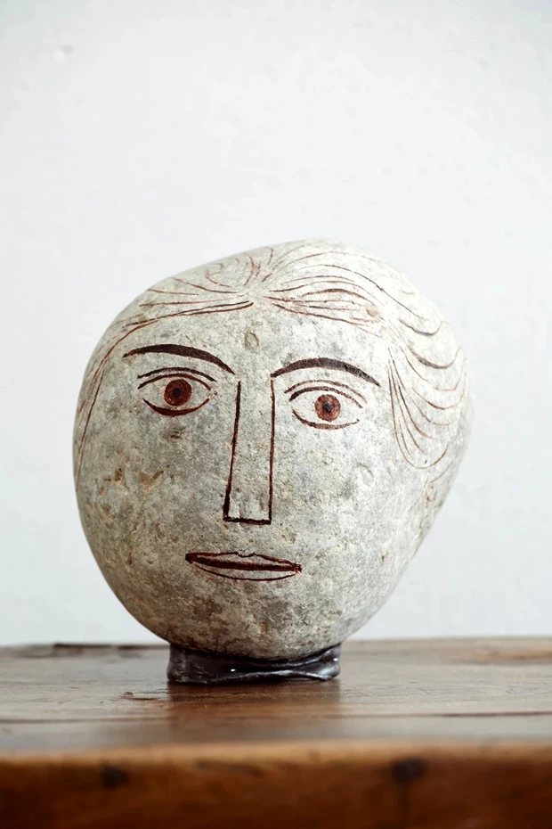 Η πέτρα ως καμβάς δημιουργίας | Μία εντυπωσιακή νέα έκθεση 27 καλλιτεχνών στο ατελιέ του ζωγράφου Νίκου Νικολάου