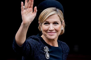 Dolce Vita στη Βενετία για τη βασίλισσα Maxima | Η βόλτα με τη γόνδολα, ο κρίνος και το κωνικό καπέλο που επέλεξε