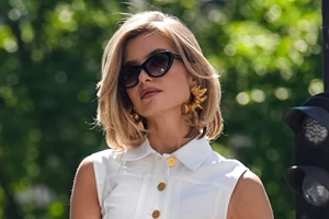 Το anti-aging κούρεμα που "λεπταίνει" και "ανασηκώνει" το πρόσωπο μετά τα 50 σας χρόνια