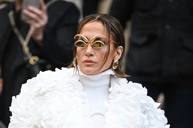 Η Jennifer Lopez υιοθέτησε το πιο κομψό κοντό καρέ κούρεμα