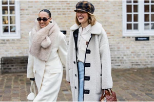 Οι ντραπέ μπλούζες είναι η νέα ανερχόμενη τάση στη μόδα του 2025