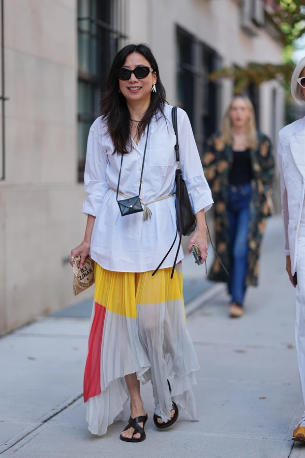 Γυναίκα με ασύμμετρη φούστα σε street style look