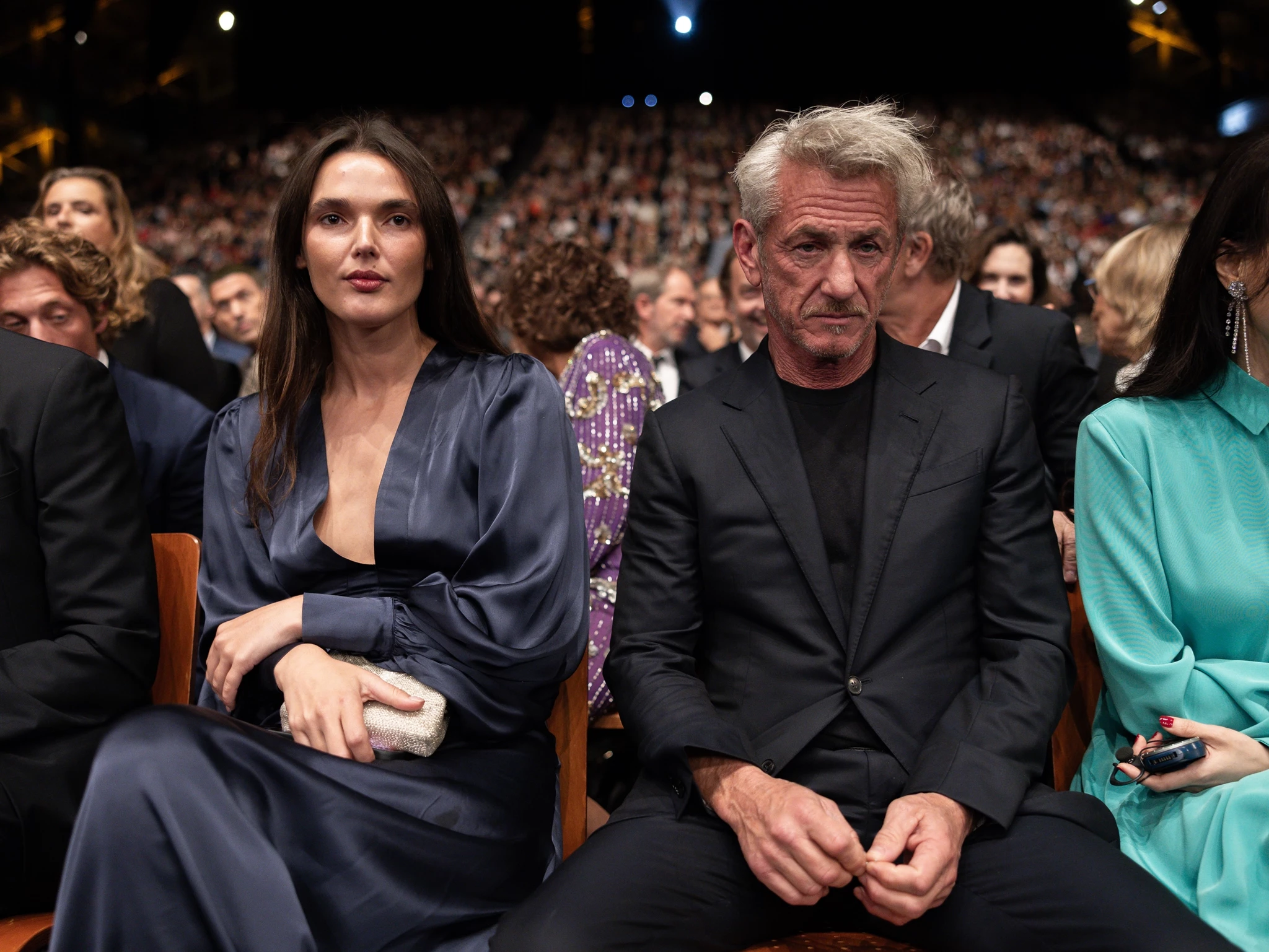 Sean Penn | Η αμήχανη εμφάνιση με την 30χρονη σύντροφό του σε gala στη Γαλλία