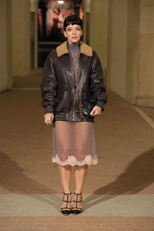 H Lily Allen στο Valentino show με Valentino Rockstud.