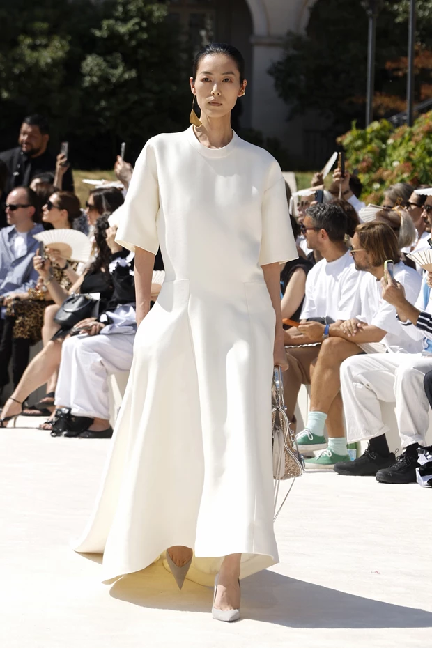 Η City Bag του Balenciaga απέκτησε μια λαμπερή couture εκδοχή με κρύσταλλα