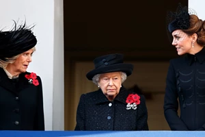 Η Kate Middleton δανείστηκε τα σκουλαρίκια της βασίλισσας και έδειχνε πολύ κομψή