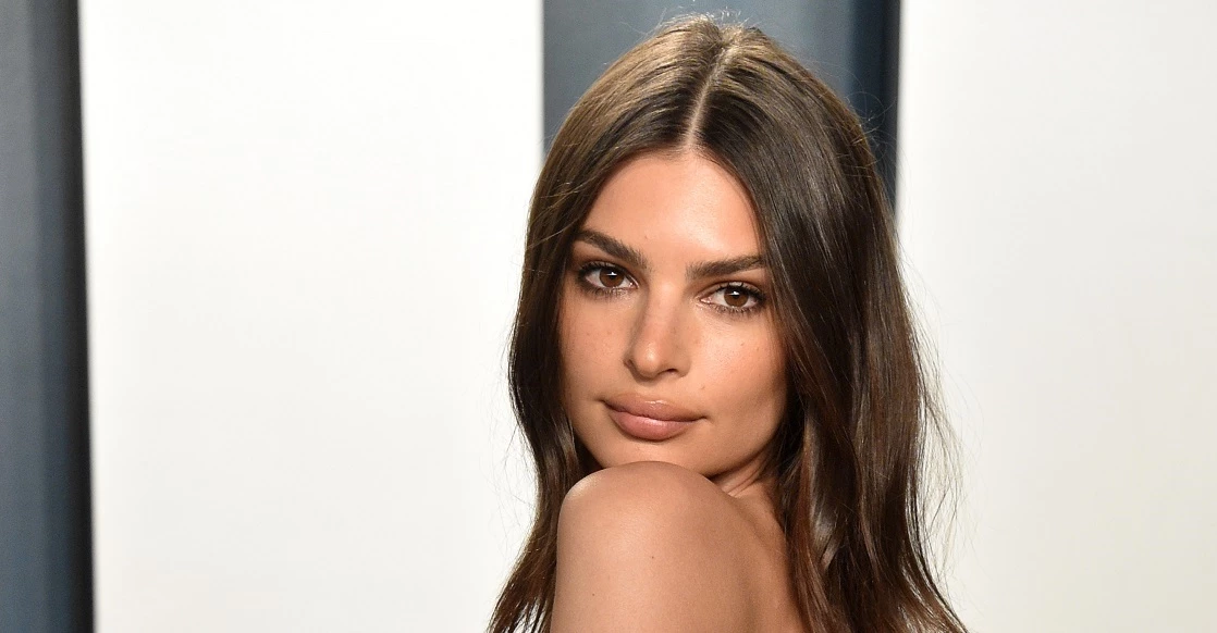 Η Emily Ratajkowski ποζάρει ολόγυμνη δείχνοντας τη φουσκωμένη κοιλιά της