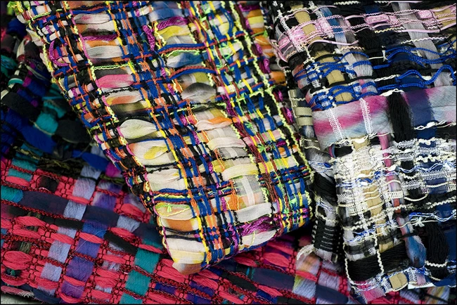 Ο οίκος Chanel μοιράζεται το savoir-faire πίσω από το iconic tweed που χρησιμοποιεί στις συλλογές του