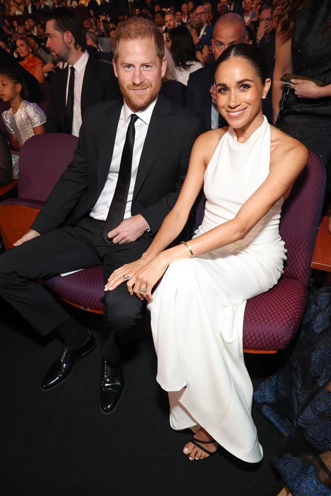 Meghan Markle | Η μεγάλη επιστροφή στο κόκκινο χαλί με φόρεμα που θύμισε ένα από εκείνα που είχε βάλει στον γάμο της