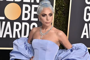 Η Lady Gaga λανσάρει την πρώτη της παλέτα σκιών