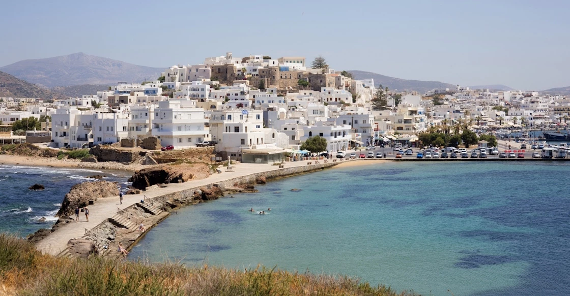 "Ζω σε ένα ψαράδικο χωριό της Ελλάδας χωρίς πόσιμο νερό": Γαλλίδα τραγουδίστρια μιλά για το εξοχικό της στη χώρα μας