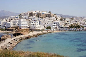 "Ζω σε ένα ψαράδικο χωριό της Ελλάδας χωρίς πόσιμο νερό": Γαλλίδα τραγουδίστρια μιλά για το εξοχικό της στη χώρα μας