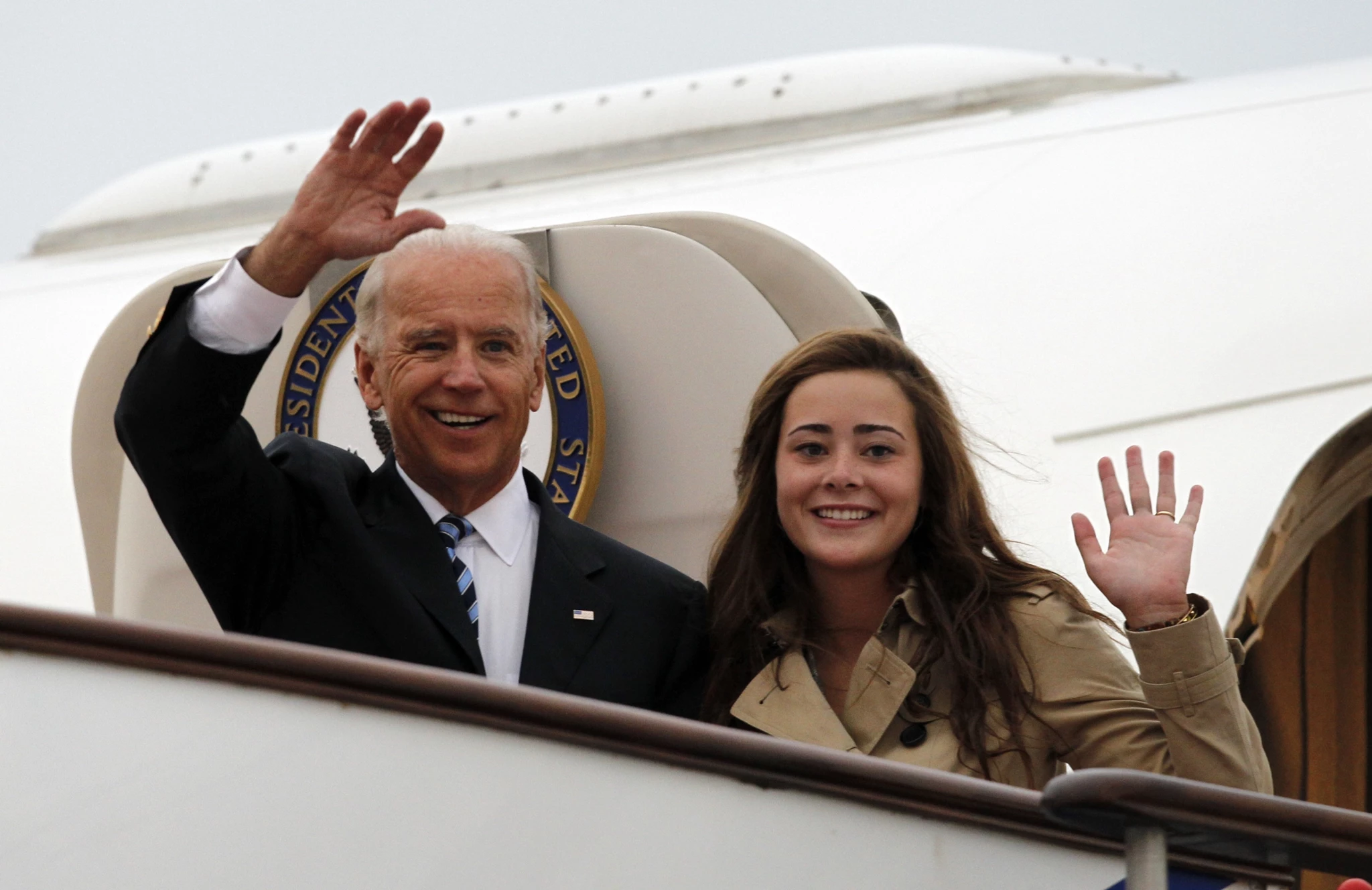 Naomi Biden | Η εγγονή του Joe Biden ανέβηκε σε σκάλα για να κόψει την τούρτα στον γάμο της με τον Peter Neal