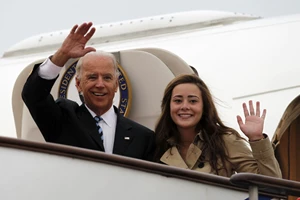 Naomi Biden | Η εγγονή του Joe Biden ανέβηκε σε σκάλα για να κόψει την τούρτα στον γάμο της με τον Peter Neal