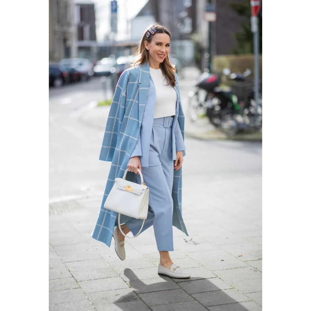 Καρό παλτό + γαλάζιο κοστούμι + crop top + loafers