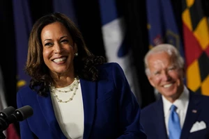 "We did it, Joe! " Η Kamala Harris συγχαίρει τον Joe Biden