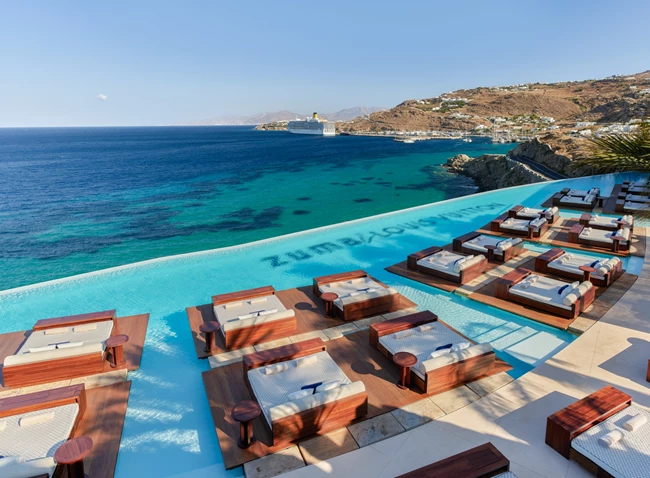 Ο οίκος Louis Vuitton "υπογράφει" την πισίνα του Zuma Mykonos σε ένα μοναδικό Pool Takeover