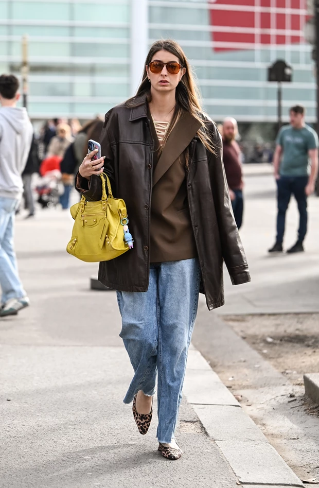 Κίτρινη τσάντα με δερμάτινο jacket και jeans, street style τάσεις άνοιξη 2026
