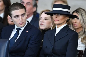 Oρκωμοσία Donald Τrump | O συμβολισμός πίσω από τη χρυσή καρφίτσα που επέλεξε η Hillary Clinton στο Καπιτώλιο