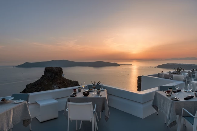 Οι απολαυστικές νέες γεύσεις του Varoulko Santorini στο Grace Hotel