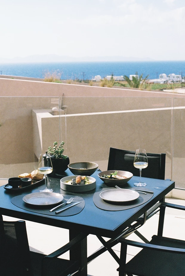 Eat chic | Το Maitr & Margarita φέρνει τον αέρα του αυθεντικού wine bistro στη Σαντορίνη