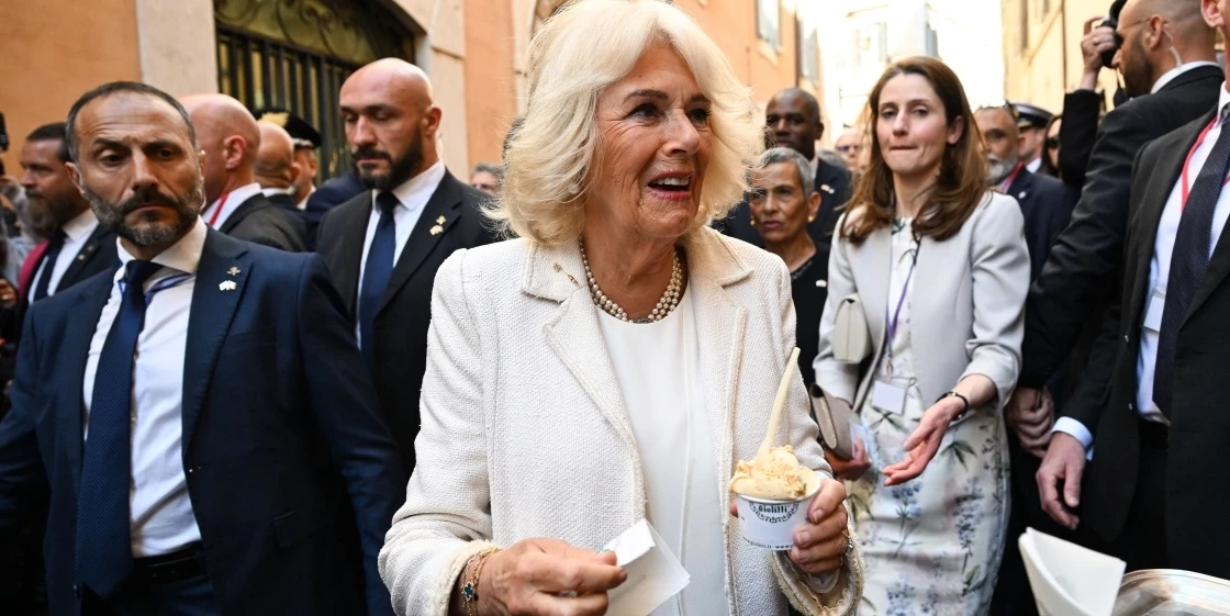 Βασίλισσα Καμίλα | Η ενδυμασία της μπροστά στον Πάπα προκάλεσε συζήτηση