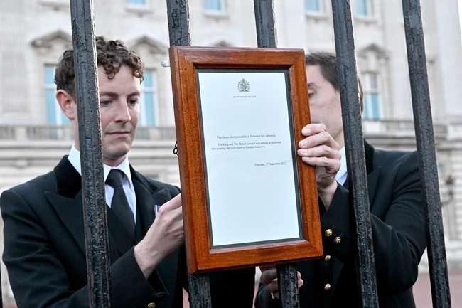 Βασίλισσα Ελισάβετ | Φωτογραφίες από το Buckingham Palace - Ο κόσμος πενθεί για τη μακροβιότερη μονάρχη της Μ.Βρετανίας