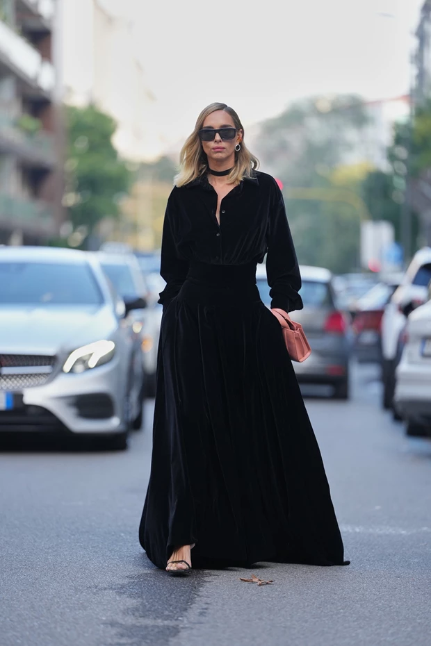 Τα βελούδινα φορέματα που θα αναβαθμίσουν το γιορτινό σας ντύσιμο