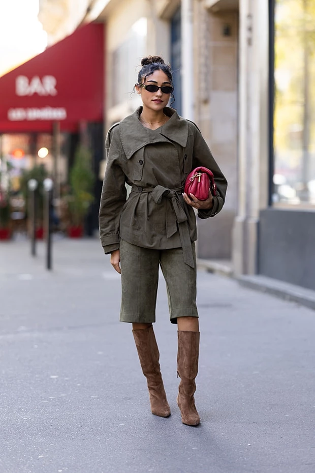 Πώς να Φορέσετε το Λαδί: Street style look με χακί βερμούδα και τζάκετ.