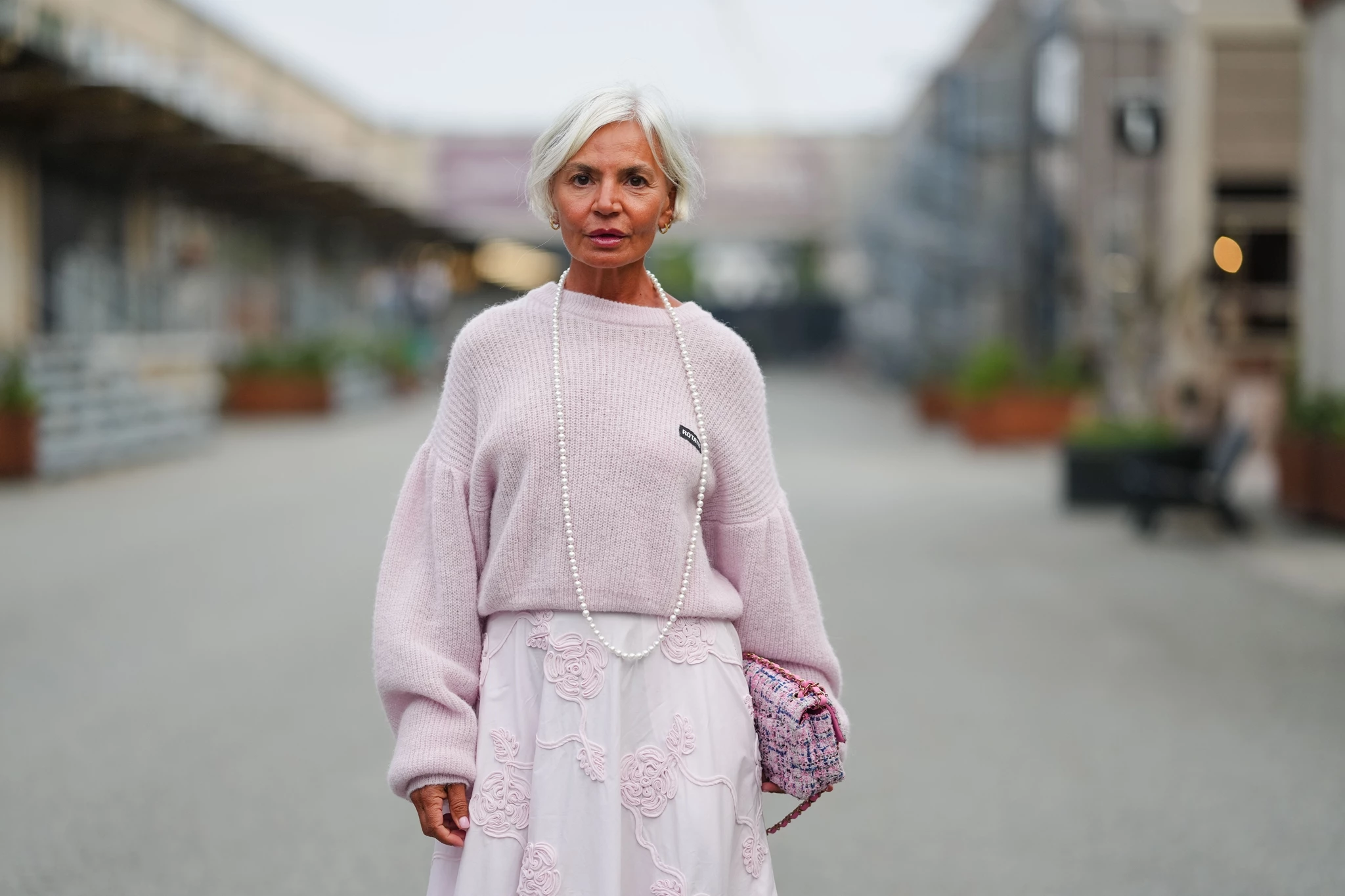 Οι 8 τάσεις που επιλέγουν για το φθινόπωρο του 2025 οι κομψές γυναίκες άνω των 50