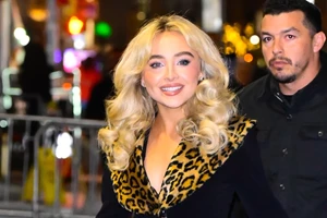 Το old hollywood μπάνιο της Sabrina Carpenter ενθουσίασε τους θαυμαστές της