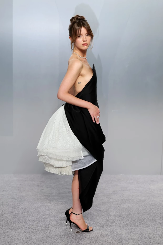 H Mia Goth στο πάρτι του Vanity Fair για τα Όσκαρ 2026