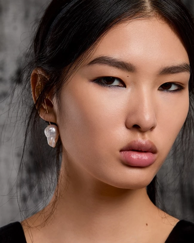 Το αξεσουάρ μαλλιών που θα φορεθεί περισσότερο την άνοιξη σύμφωνα με τον οίκο Dior