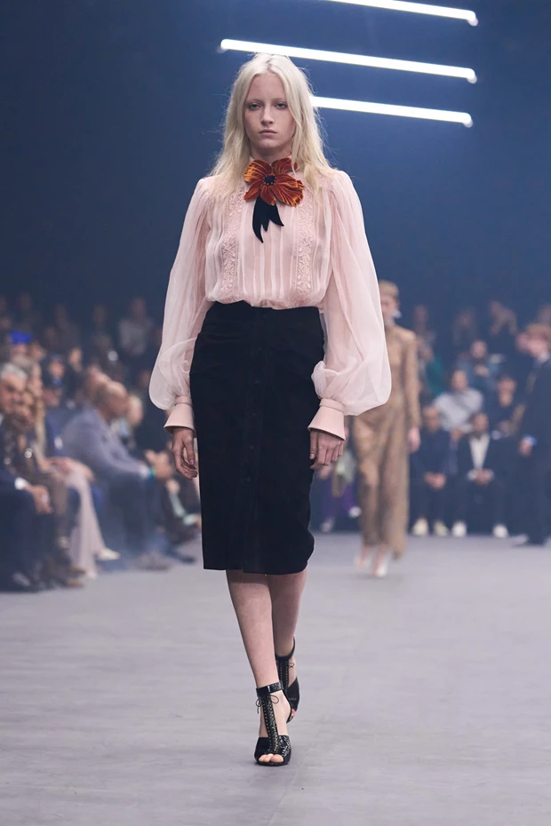 Σομόν πουκάμισο και μπορντό φούστα από την πασαρέλα Valentino Spring/Summer 2026.