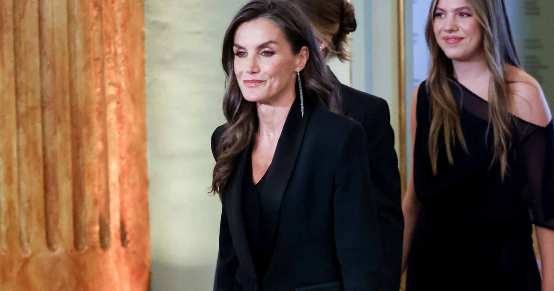 Letizia της Ισπανίας | Φόρεσε την πιο festive φούστα με παγιέτες από τη Massimo Dutti