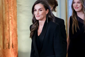 Letizia της Ισπανίας | Φόρεσε την πιο festive φούστα με παγιέτες από τη Massimo Dutti