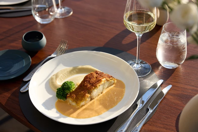 WHISPERS | Το νέο rooftop restaurant bar με θέα στην Ακρόπολη