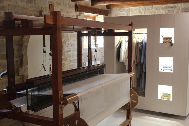 Η Klotho ορίζει την κινητήριο δύναμη της γυναίκας και υφαίνει τη ζωή με την τέχνη του αργαλειού