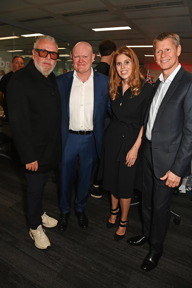 Η πριγκίπισσα Βεατρίκη αναδεικνύει Αμερικανό σχεδιαστή σε εμφάνισή της στο Λονδίνο