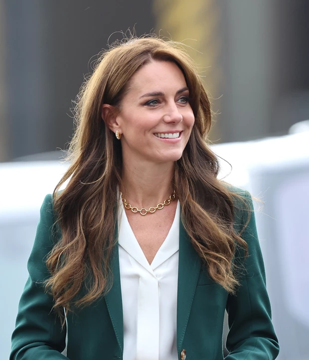 H Kate Middleton με χρυσό κολιέ αλυσίδα