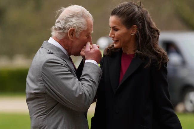 Πρίγκιπας Κάρολος | Το φιλί στη βασίλισσα Letizia σε μια σπάνια κοινή τους εμφάνιση