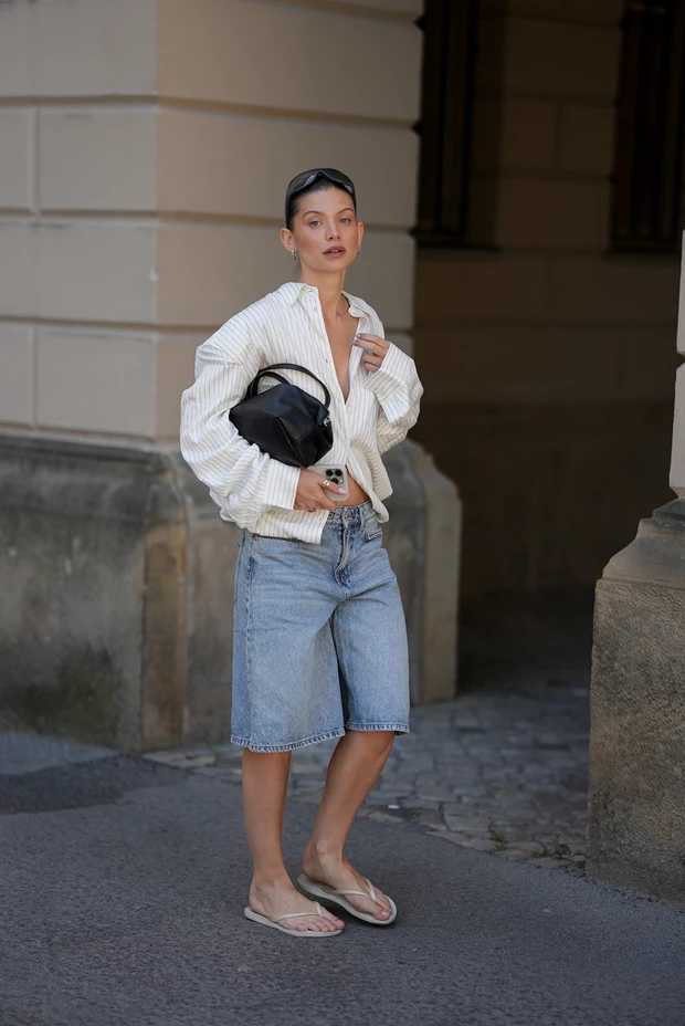 Street look με denim βερμούδα και λευκό πουκάμισο
