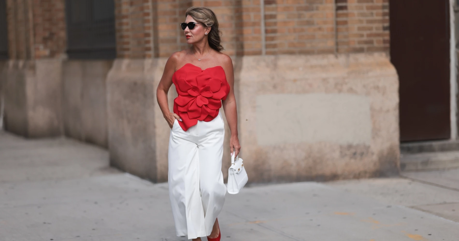 Ξεχάστε για λίγο τα παστέλ | Αυτά τα bold χρώματα επιλέγουν για το καλοκαίρι οι fashion insiders