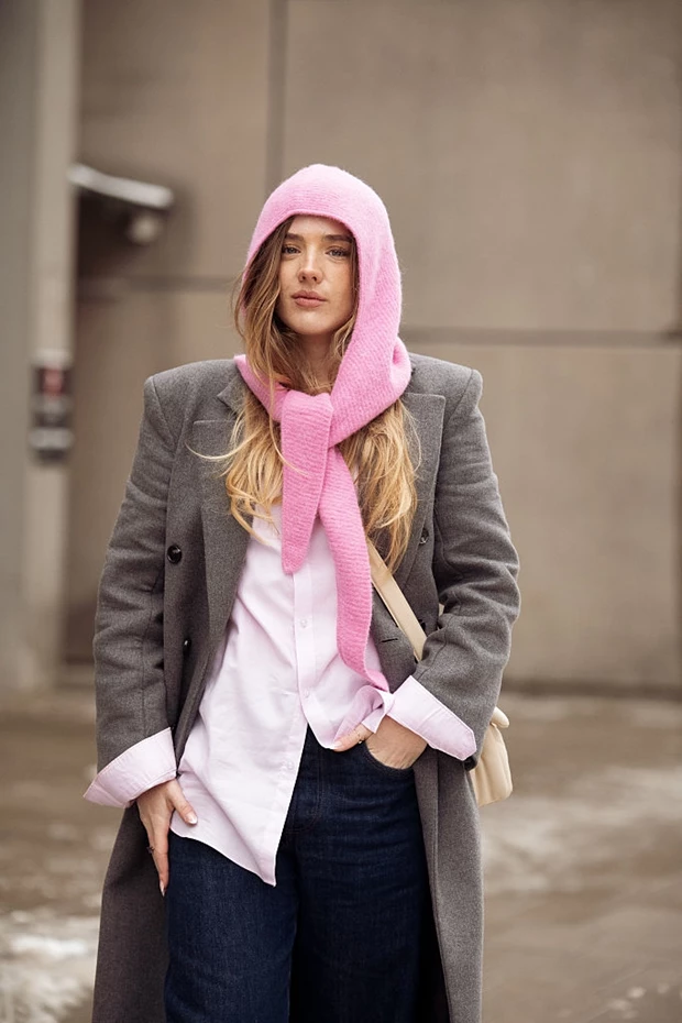 Street style Κοπεγχάγη: γκρι παλτό, ροζ πλεκτό κασκόλ και casual layering