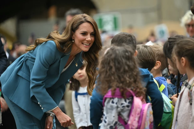 Kate Middleton με παιδιά στην Ιταλία γαλάζιο look